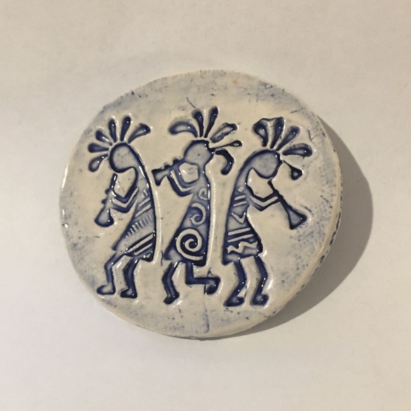 Artist signed Kokopelli glazed clay brooch - Picture 2 of 4